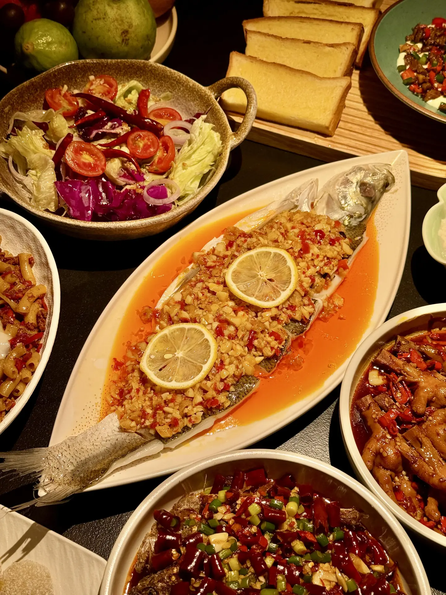 贛辛野（大悅城店），作為深圳首店，剛開業就成了打卡熱點。  店裡滿是山野風情，木質裝飾搭配綠植，處處透着贛菜的獨特美學，離地鐵口又近，逛累了隨時能鑽進去解饞。（來源：小紅書）