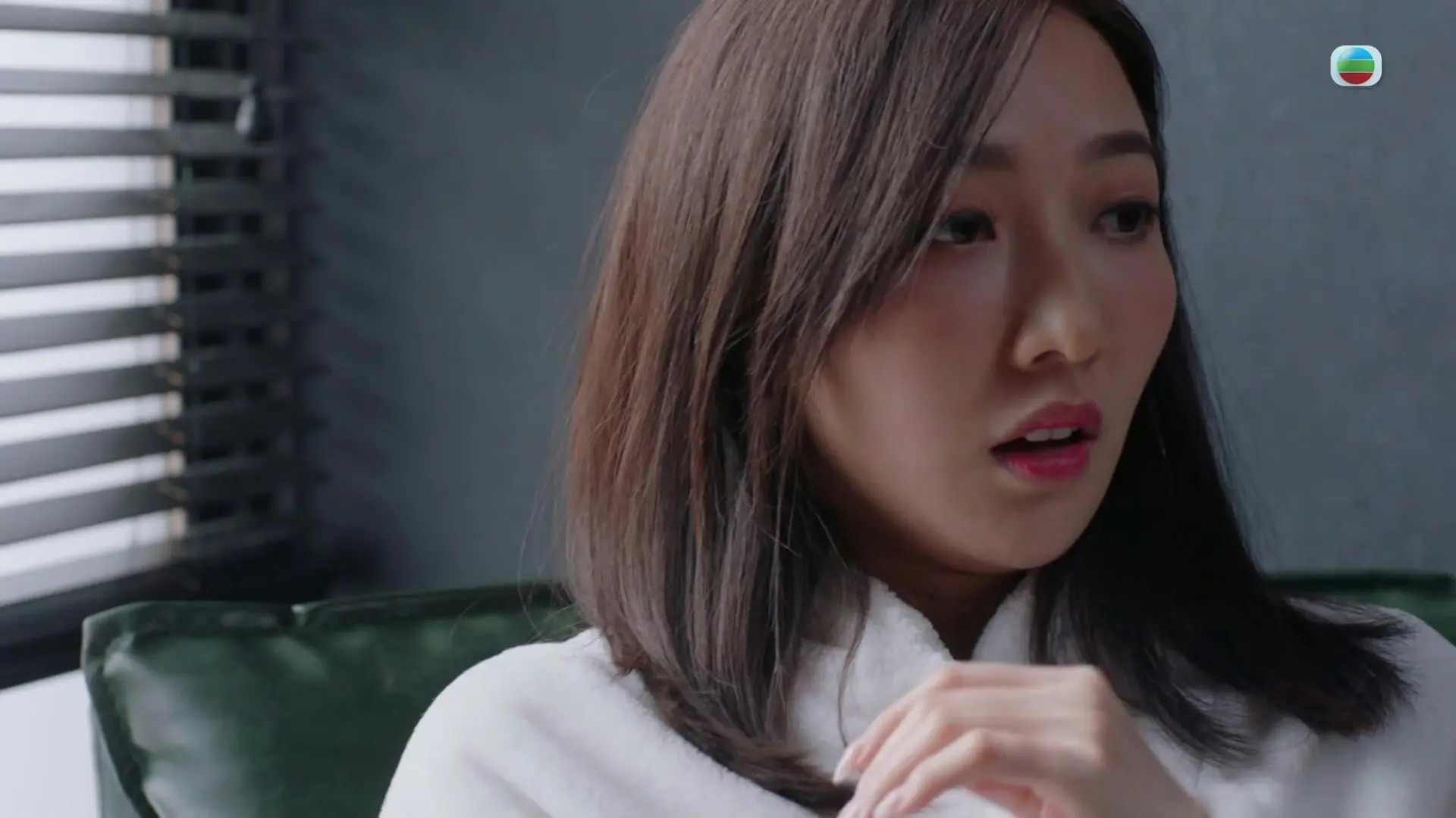 11 月 6 日晚播出的一集，更因羅子溢與何依婷的激烈床戲引爆討論，相關畫面在內地平台播出後迅速引發網民熱議，成為當晚娛樂圈焦點話題。​(圖：TVB《金式森林》截圖)