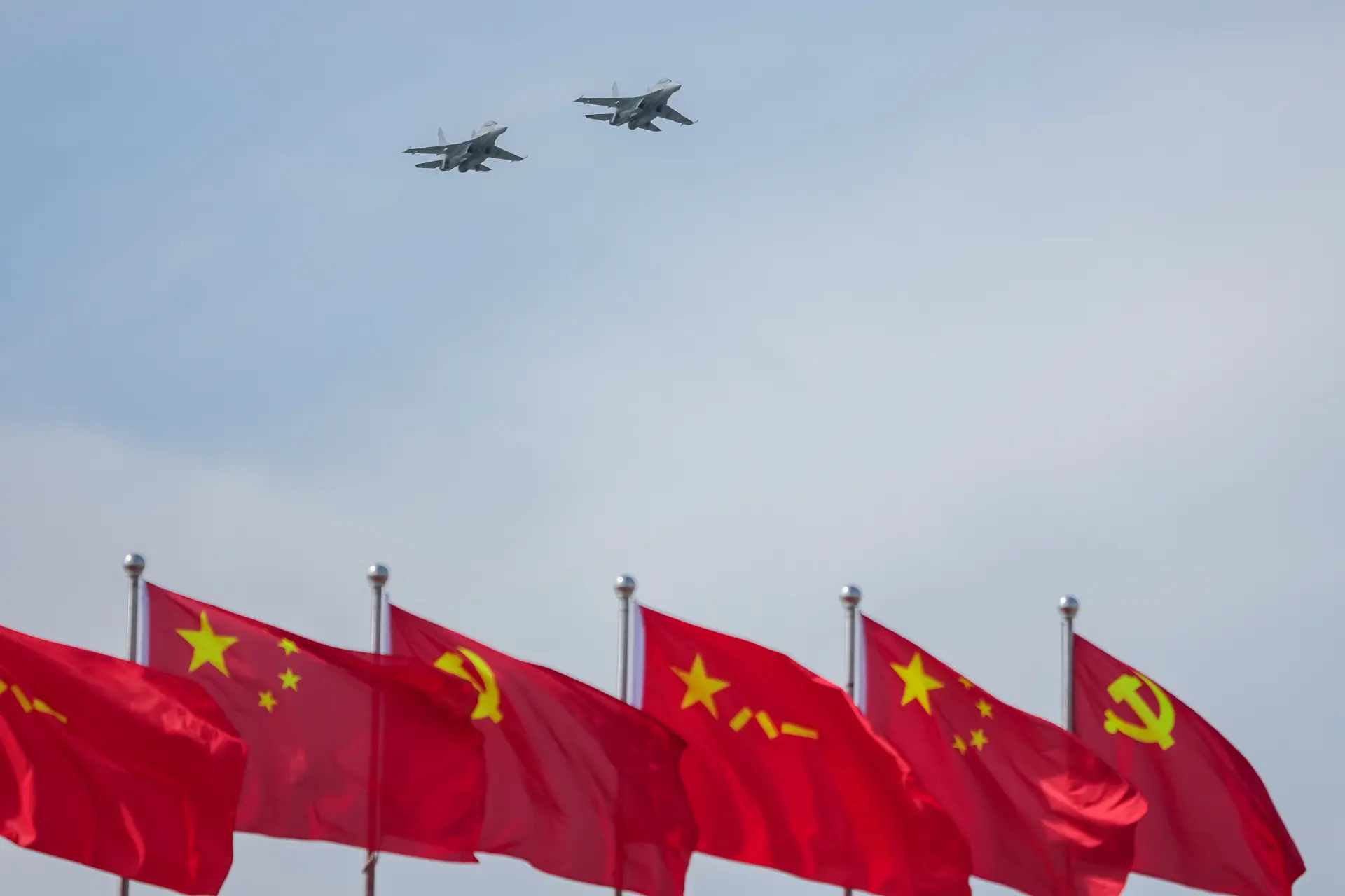 中國現代化的戰機從瀋陽殲 – 15仿製俄羅斯的 Su – 33開始崛起，期延續的傳統：瀋陽殲-15仿自俄羅斯Su-33； 哈爾濱Z-20直升機明顯參考美國UH-60黑鷹； 成都J-10受以色列「幼獅」（Lavi）戰機設計啟發。(圖：新華社)