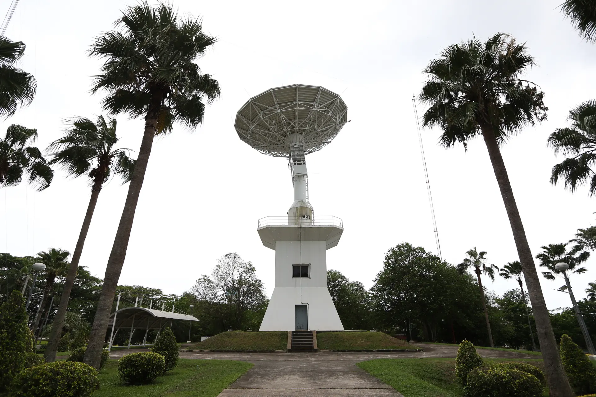 北斗超越GPS 的部分包括 :北斗雙頻段訊號在「公開信號」的精確度已高於GPS，更能在更複雜的電磁環境中維持定位，這對軍事行動具有重大意義。(圖：新華社)