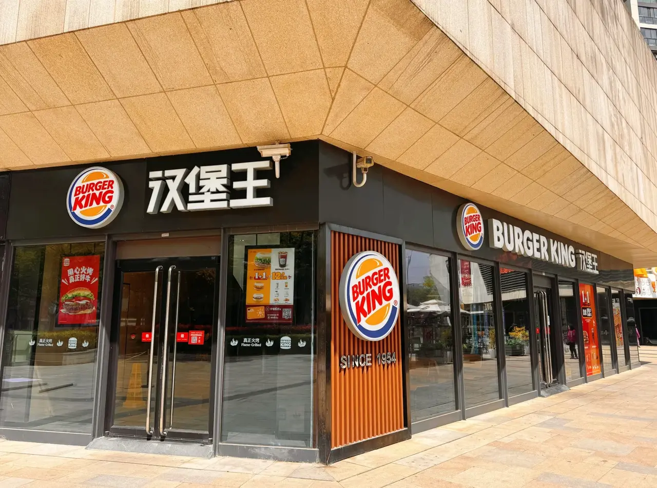 漢堡王的處境更尷尬。 想吃漢堡，同價位有肯德基、麥當勞，便宜點有塔斯汀、華萊士，不想吃漢堡還有各種中式快餐。（來源：小紅書）