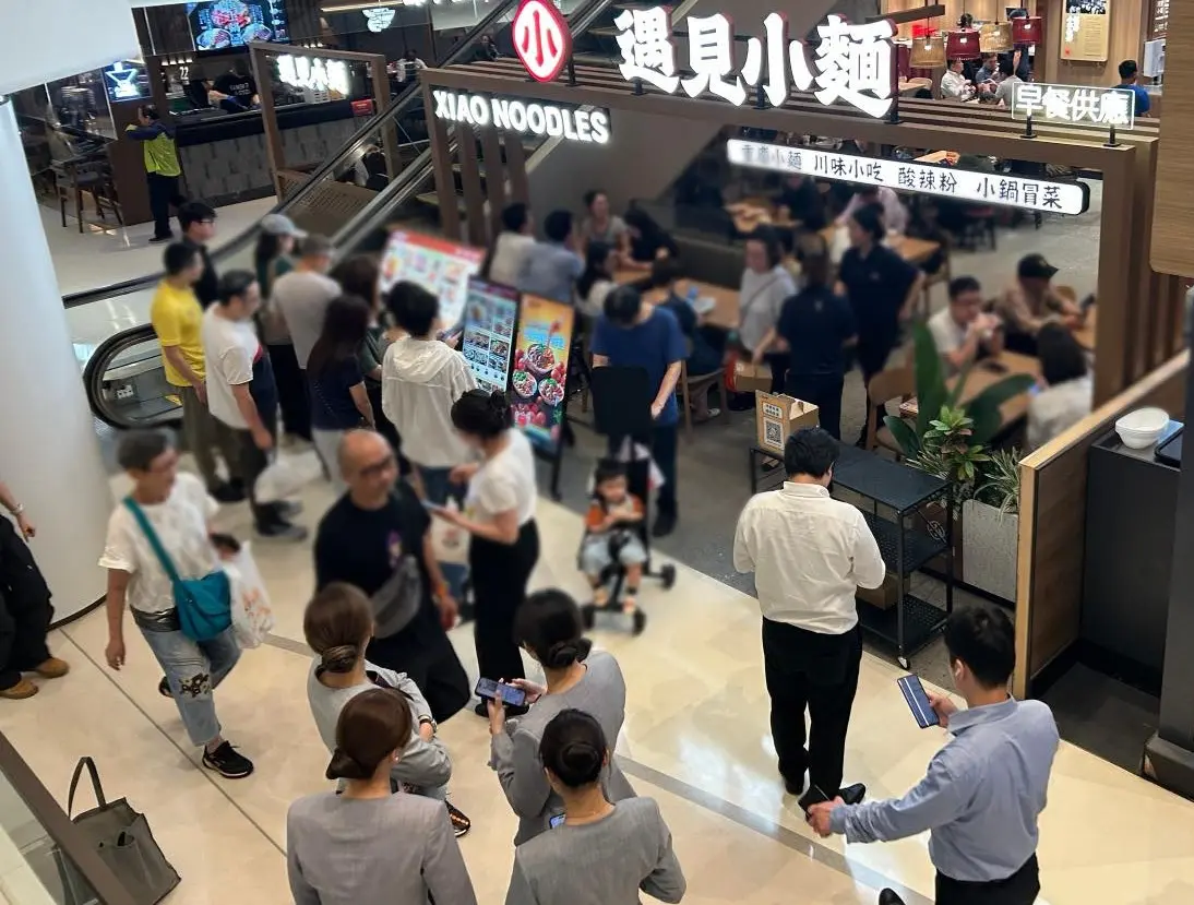 這家2014年創立的品牌，憑藉紅碗豌雜面、金碗酸辣粉等四大招牌，在內地及香港打開市場。截至目前，其在內地22個城市布局451間餐廳，香港也已開設14間分店，另有115間新店正在籌備中。(圖：遇見小麵XiaoNoodles@FB)