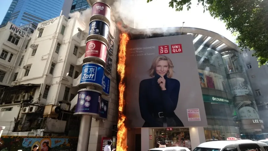 銅鑼灣利舞台廣場火燒人造草墻　火勢濃煙直竄半空的封面圖片