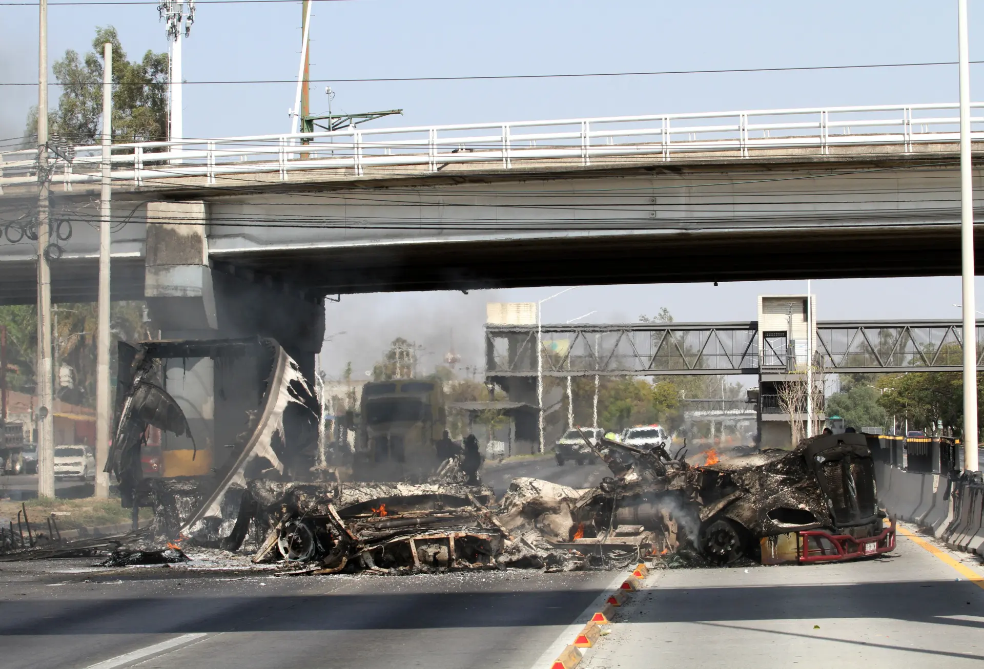 行動中，販毒集團有4人當場死亡、3人受傷，另有2人被捕，墨西哥軍方繳獲多輛裝甲車、火箭筒及其他武器，3名軍人在行動中受傷，目前正接受治療。(圖：新華社)