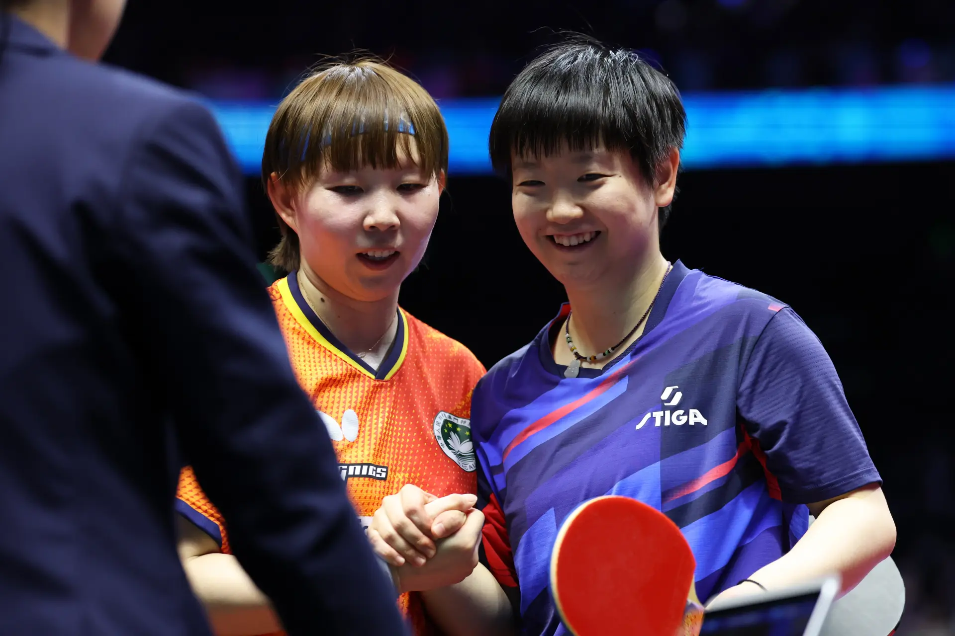 澳門銀河綜藝館的燈光聚焦球台，第十五屆全運會乒乓球女單半決賽15日晚拉開戰幕。河北隊「國乒一姐」孫穎莎以4-1逆轉戰勝澳門隊前世界第一朱雨玲，順利闖入決賽，將在明日與黑龍江隊王曼昱展開金牌爭奪戰。(圖：新華社)