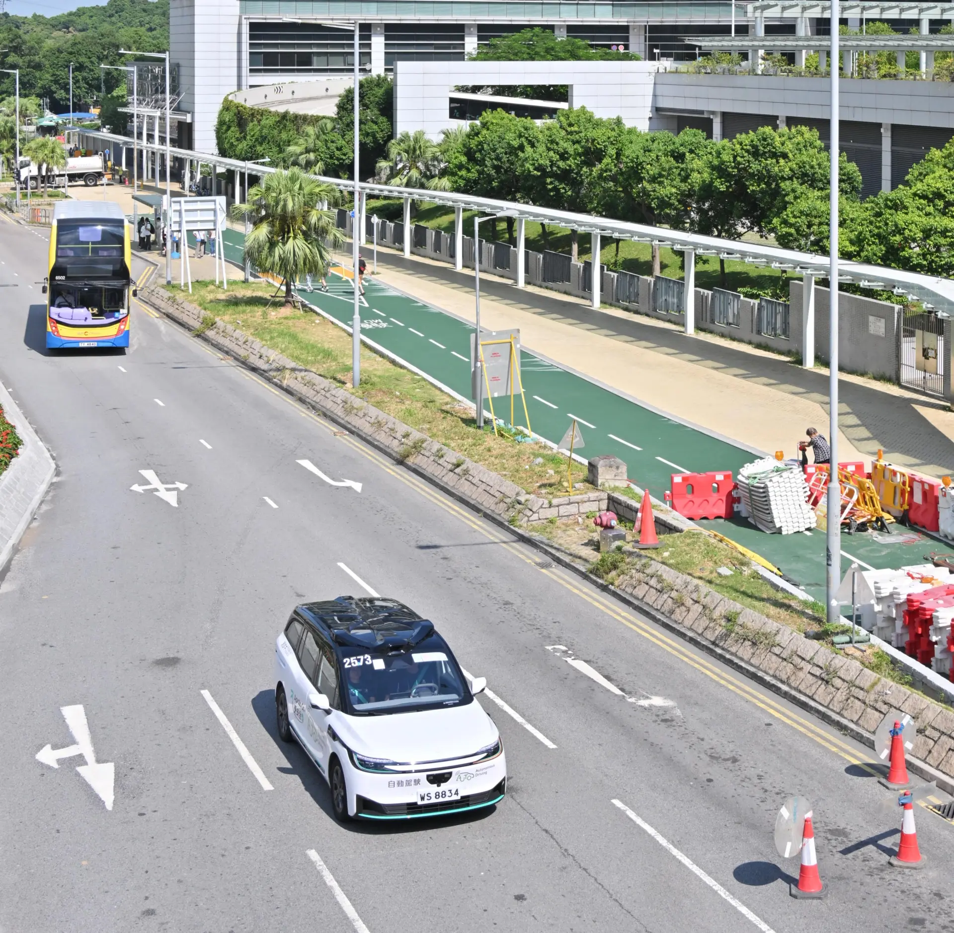 運輸署自動駕駛車輛應用促進工作組成員今日（十月十日）視察北大嶼山東涌的自動車測試項目，並試乘自動私家車，全程穩定暢順。自動車在東涌市中心一帶安全駛過，有序回程。