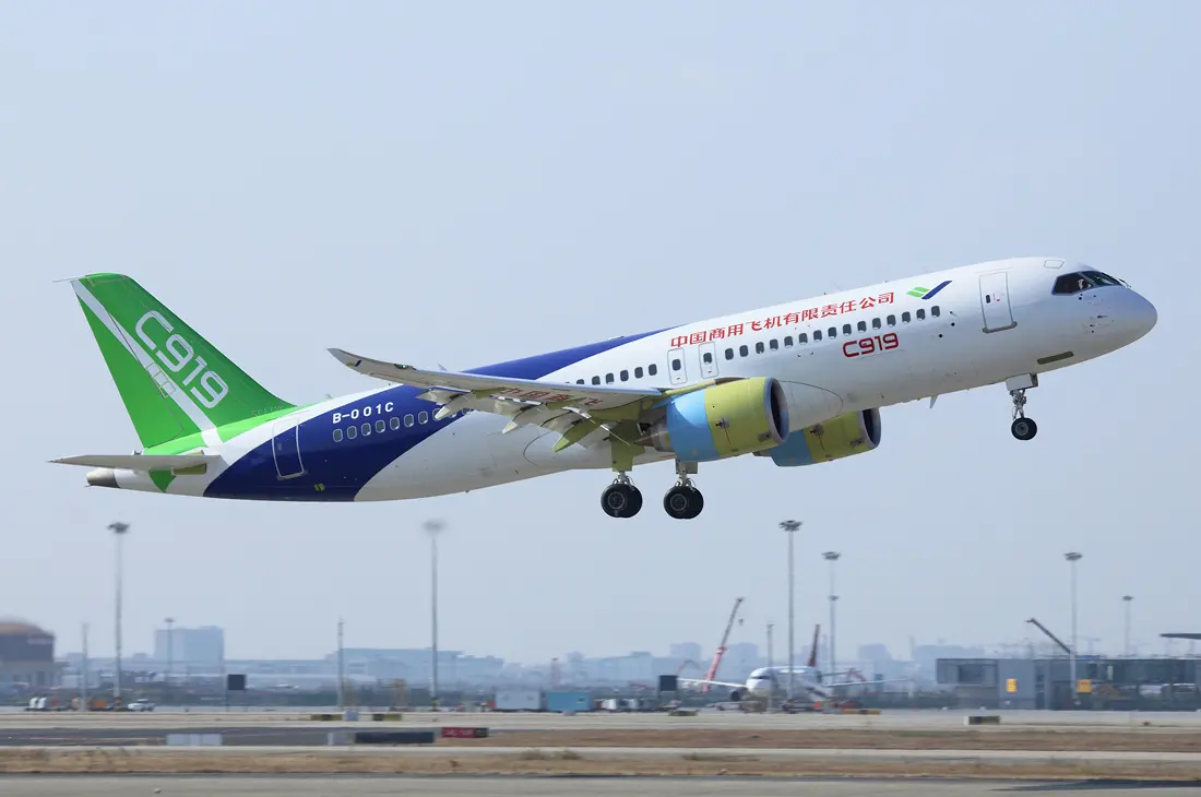 國產幹線客機C -919，承載著中國民用航空工業自主化的核心希望，其命名頗具深意：尾數「9」寓意航空產業長遠發展、經營長久，「19」則代表該機型最大190座的載客量，精準對標主流中短程幹線客機市場。(圖：維基百科)