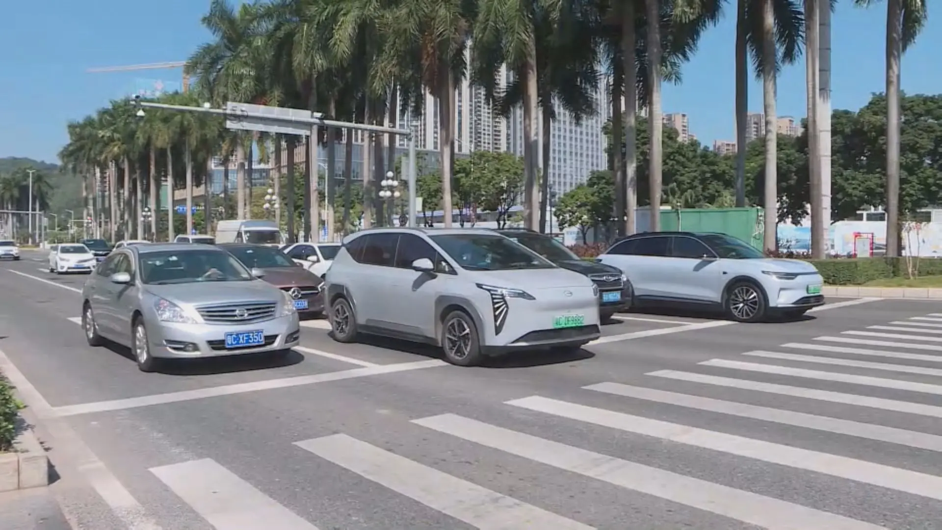 其中口岸停車場政策 11 月 1 日上午 9 時起開放預約,香港機管局透過一站式平台接受申請,車主以「先到先得」方式預約 1800 個自動化泊車位,11 月 15 日凌晨零時起可經大橋珠海口岸駛入停車場。(圖:網絡翻攝)