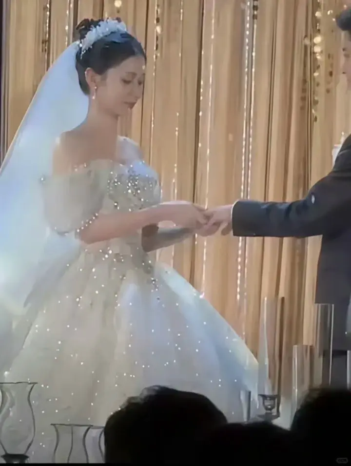 憑《給阿嬤的情書》淑柔一角爆紅的素人演員王曉慧，遭網友曝光早已隱婚育娃，2024年末已舉辦婚禮，其淡泊演藝圈的選擇，背後藏著不為人知的家庭原因。（來源：網絡）