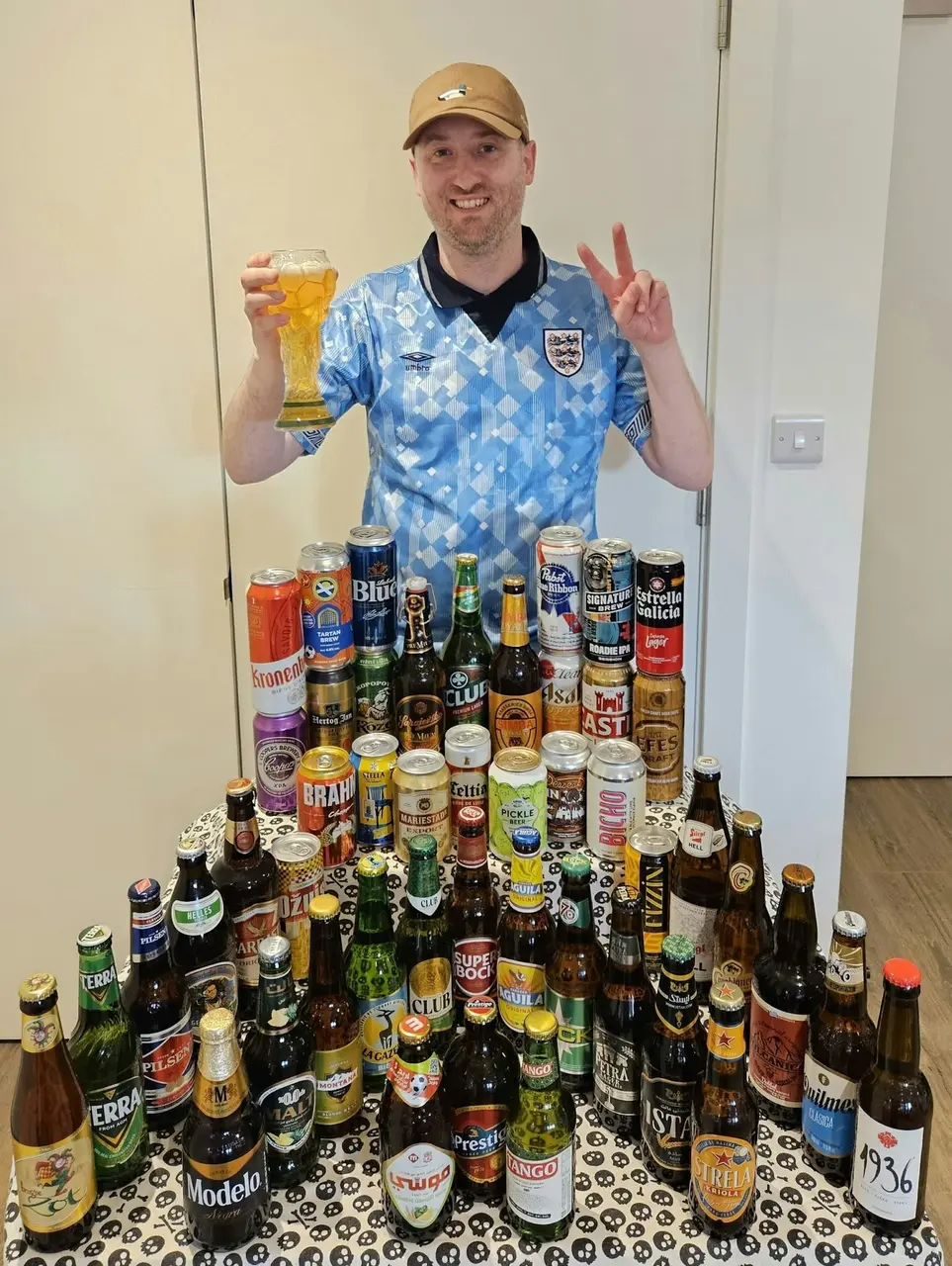 英國球迷赫利（Gus Hully）為2026美加墨世界盃發起趣味挑戰，蒐集48個參賽國啤酒，每當隊伍出局便開杯送別，更分享伊拉克啤酒是本次蒐集難度最高的酒款。（來源：Gus Hully@FB）