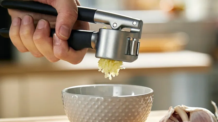 小心!IKEA 這款大蒜壓泥器可能會 「吐」 金屬碎屑的封面圖片