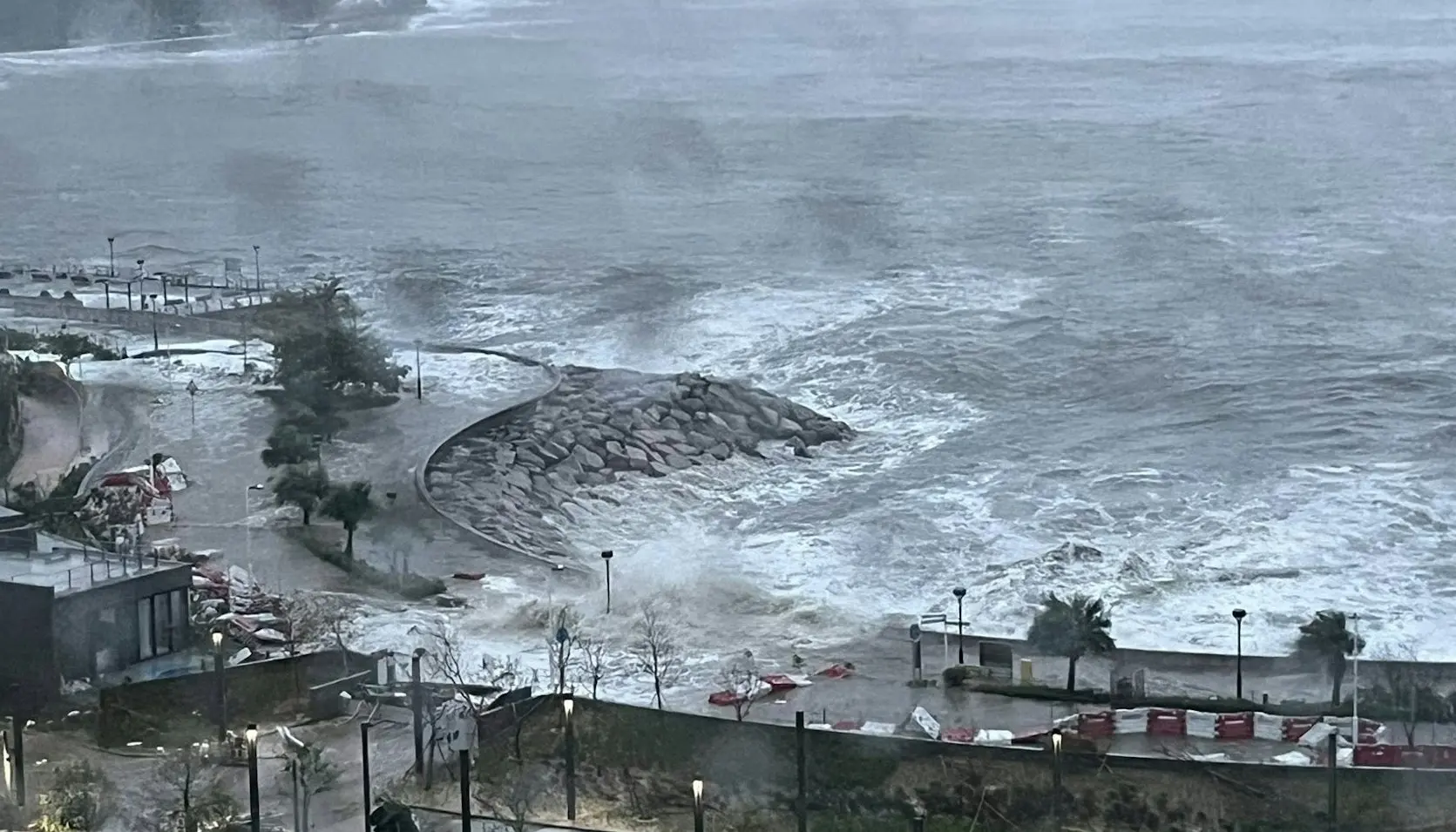 將軍澳海濱設施嚴重受創，由市中心公園新籃球場、日出康城海濱遊樂場被海浪沖毀。(圖: 網絡翻攝)