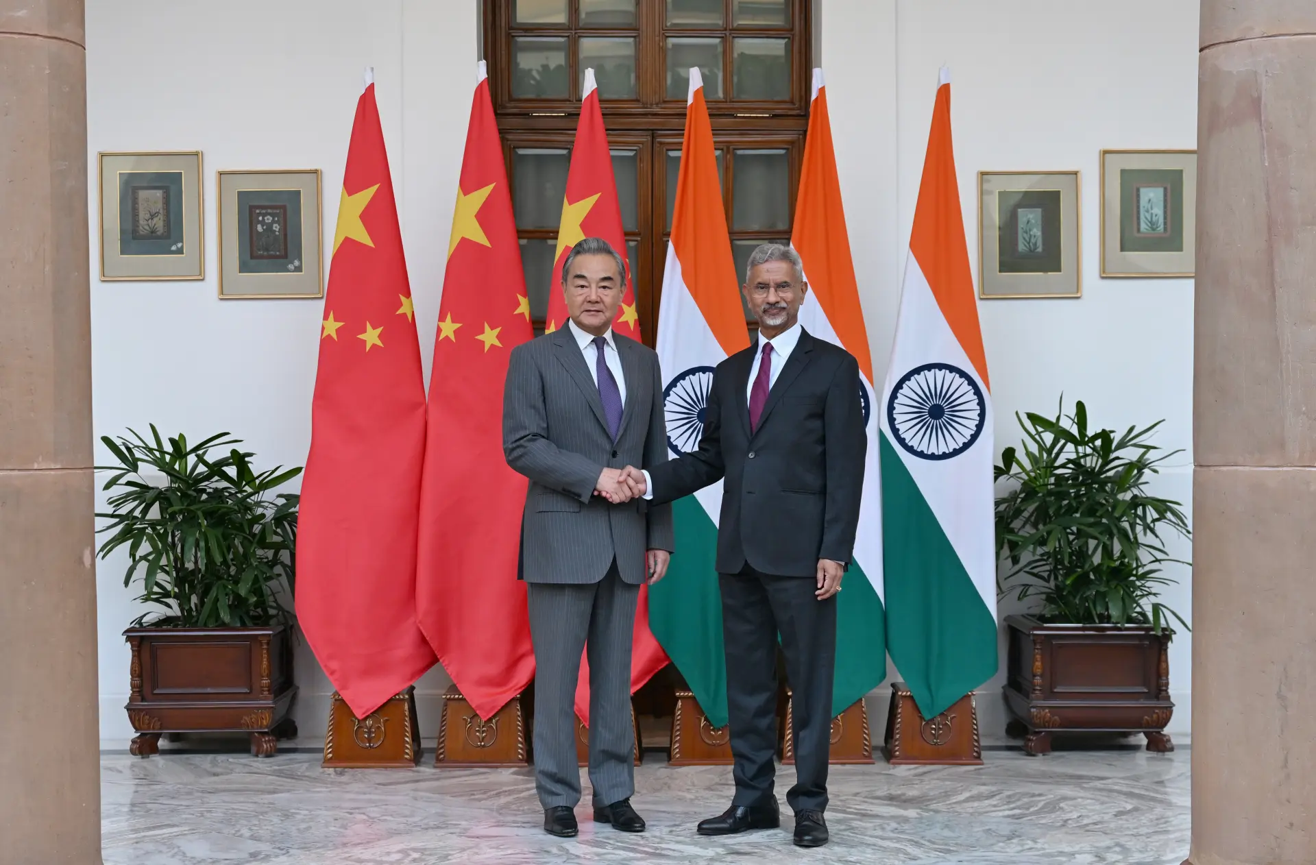 中國外交部長王毅在新德里同印度外交部長蘇傑生舉行會談。(新華社)