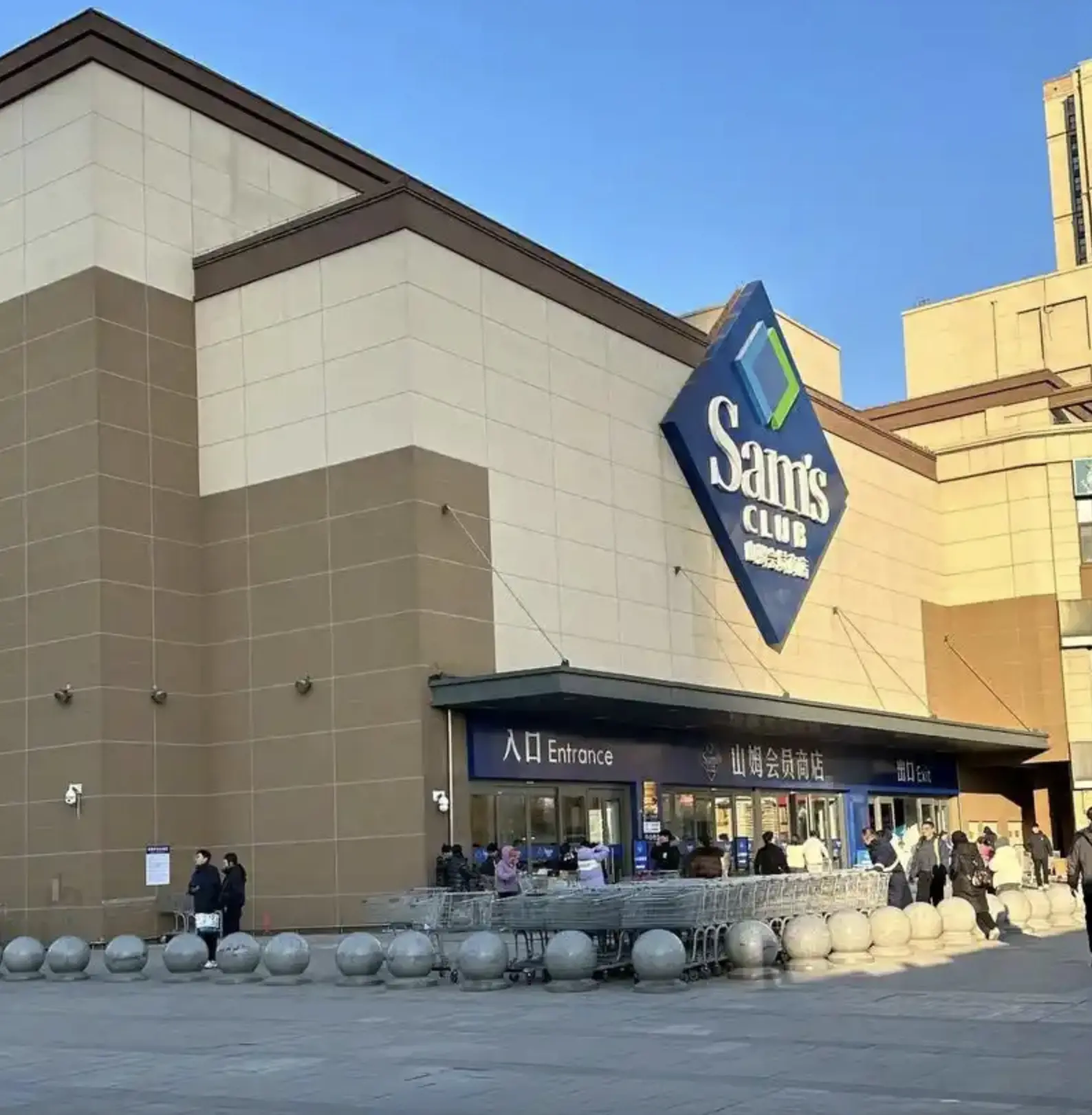 「我明年可能不會續卡了。」家住廣州天河的李小姐，連續三年的山姆會員身份即將到期，這次她卻鐵了心要放棄。在社交平台上，和她有同樣想法的人越來越多，「山姆不再值得」「山姆平替」的話題討論量持續走高。(圖：網絡截圖)