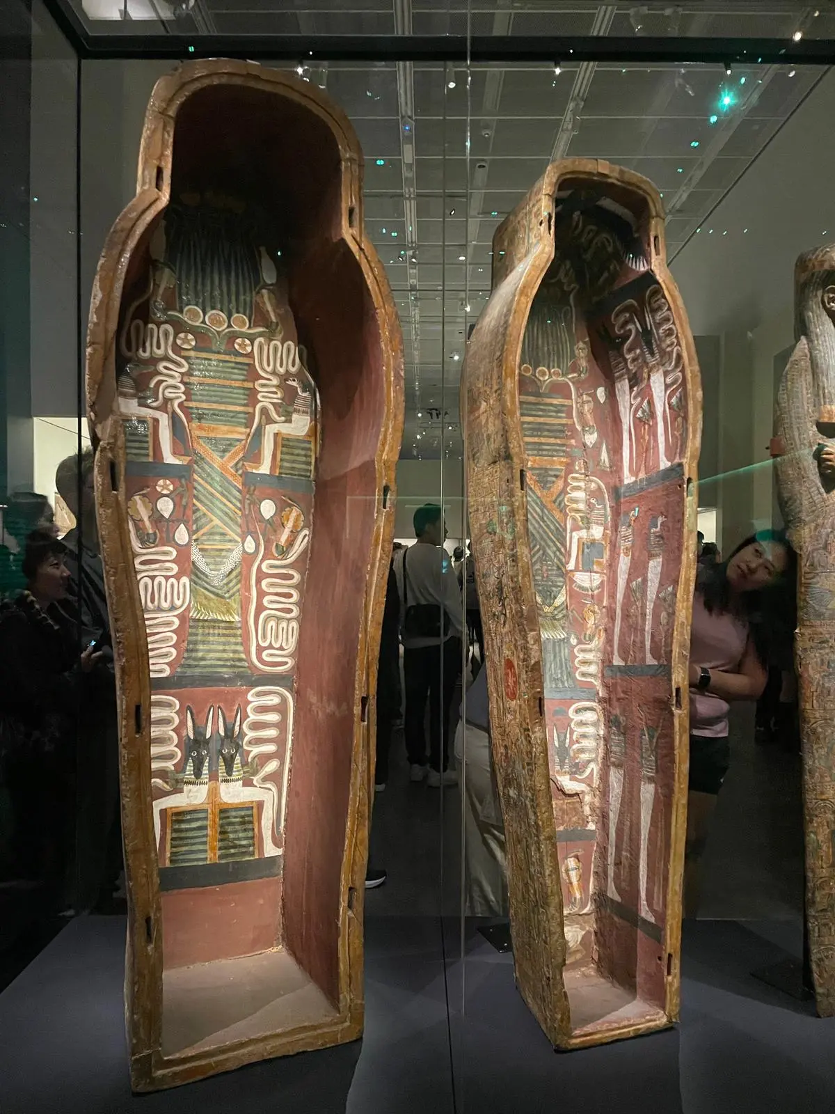 其中第二十一王朝（約公元前1069至945年）的「阿蒙祭司佩德阿蒙的人形棺木」，憑藉精美彩繪和完好保存狀態，成為眾多參觀者的必看亮點。(圖：藍小莓)