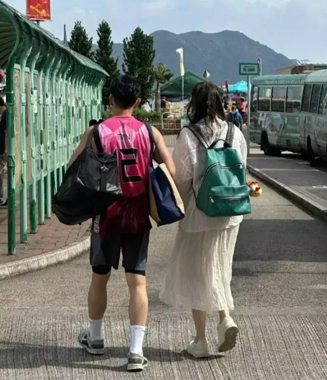 這並非兩人首次被捕獲，去年已有網民在西貢偶遇二人同行，網民當時便驚訝「原來還在一起」。​(圖： 翻攝小紅書)