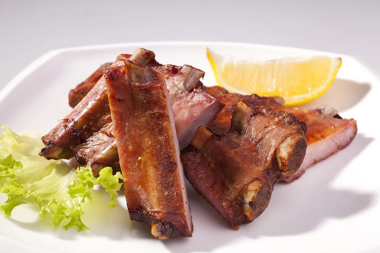 排骨看似瘦肉，實為高熱量、高脂肪食材，每100克熱量與脂肪遠超純瘦肉，紅燒、糖醋等做法更會讓熱量翻倍。只要控制份量、選對烹調方式，搭配白肉，就能吃得健康。（示意圖來源：pixabay）