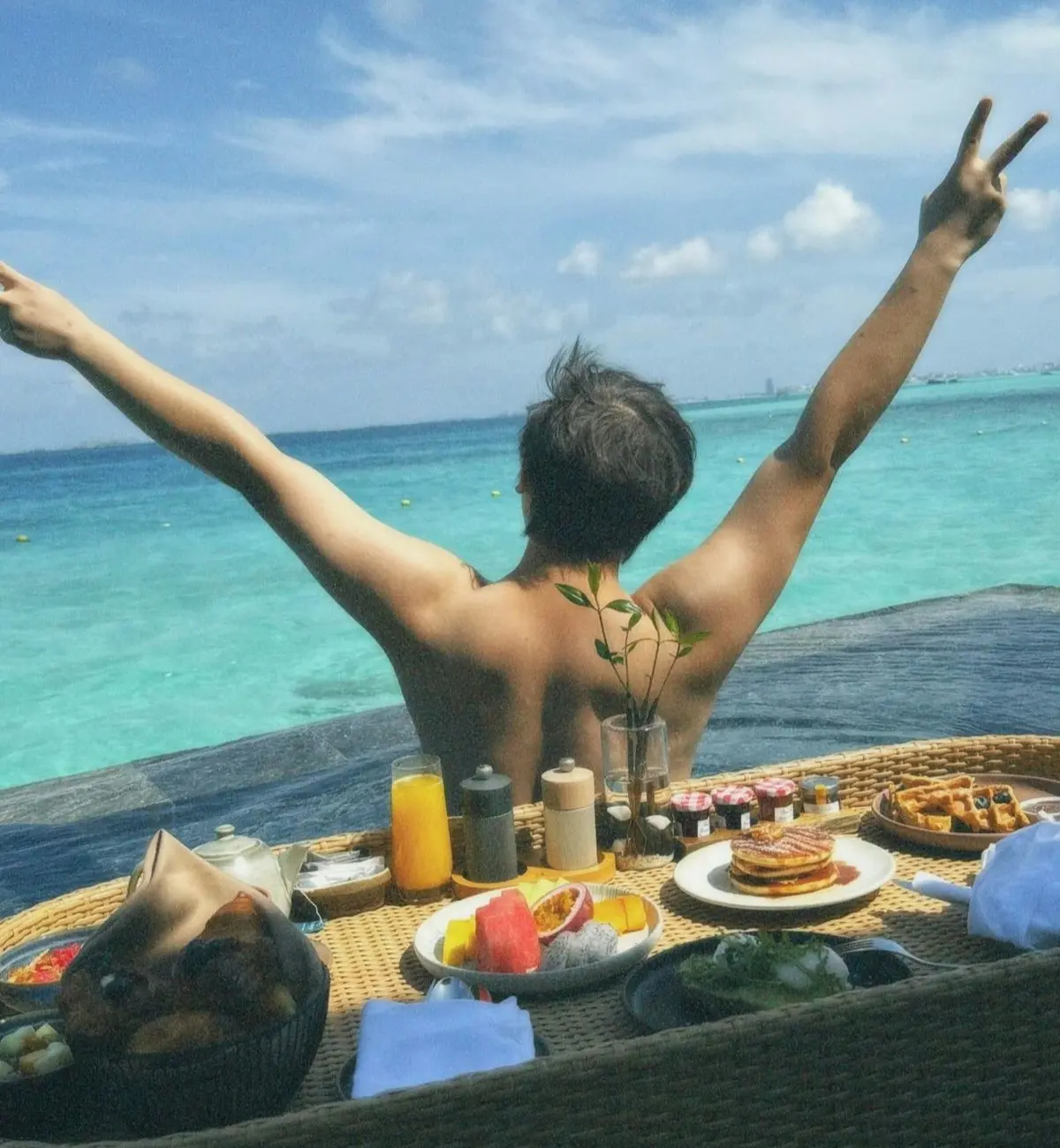 他透過社交平台 IG 陸續更新旅遊近況，其中首度曝光的半裸上身照片，更讓外界見證其瘦身成果。(圖片：keung_show@IG)