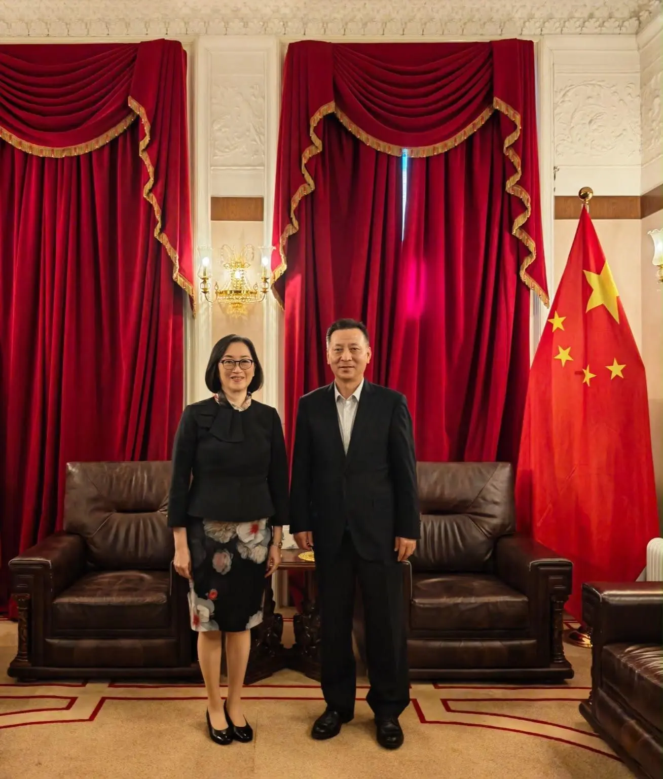 粵港澳大灣區發展專員林雅雯（左）十月十六日（倫敦時間）拜會中國駐英國大使館經濟商務公使余本林（右）。