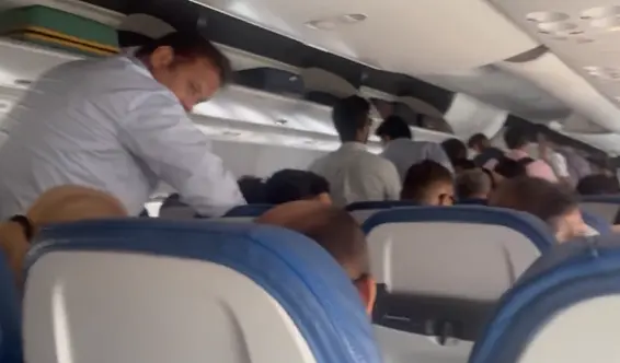 印度快運航空IX 1236航班滑行期間，大批乘客離座站立、堵滿機艙走道，離譜畫面瘋傳網路。爆料旅客稱機上無滑行廣播，航空公司隨即致歉並強調安全為最高原則。（來源：X）