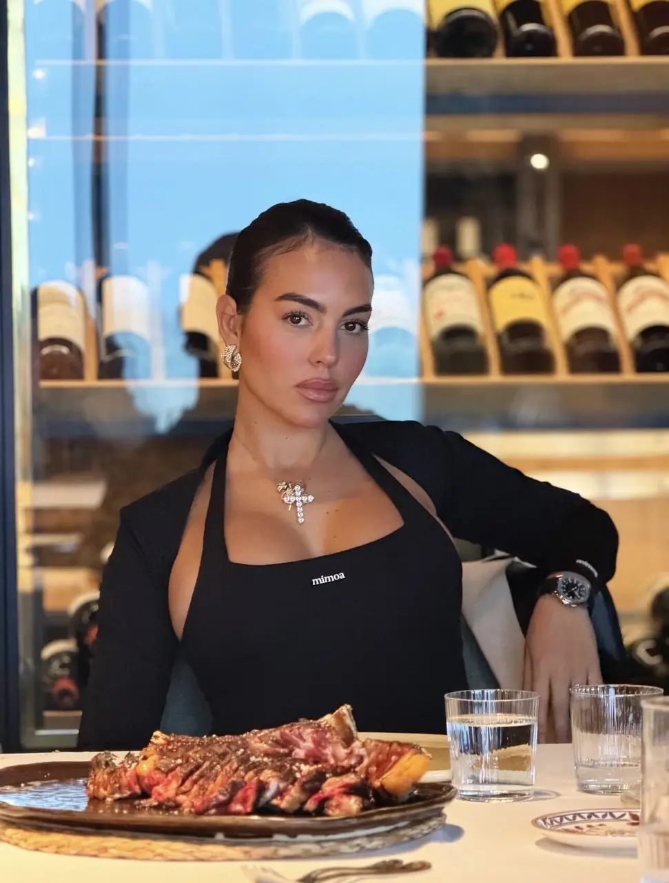 向來熱愛滿鑽華麗名錶的C羅伴侶喬治娜（Georgina Rodriguez），近日亮相時戴上百達翡麗（Patek Philippe，簡稱PP）Aquanaut 5167A-001，這也是她收藏裡極少見、沒有寶石鑲嵌的素面錶款。（來源：georginagio@IG）