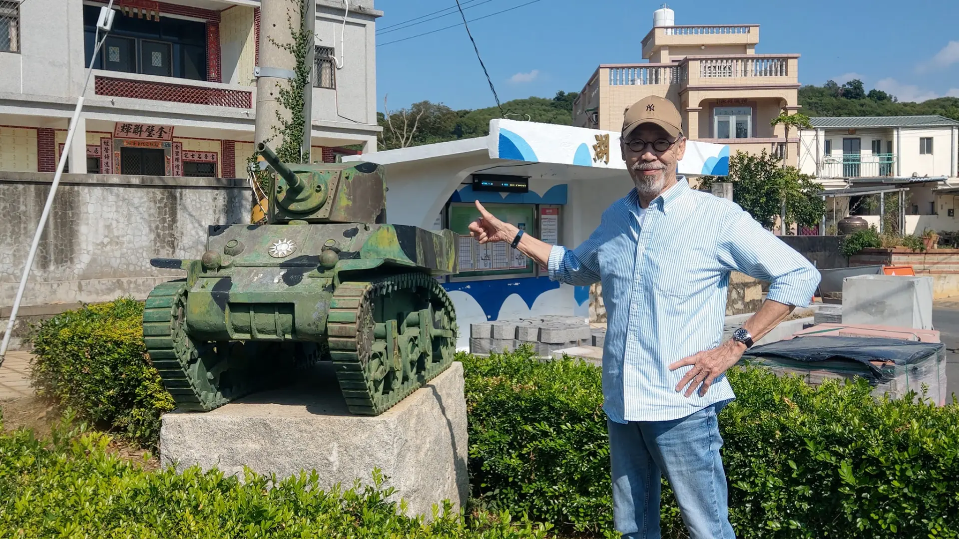 儘管以喜劇成名,馮淬帆卻曾直言對部分作品感到恥辱,斥為「爛戲」。晚年他轉型正劇,在杜琪峯旗下《意外》中飾演罹患腦退化症的殺手成員,細膩演技獲得香港金像獎最佳男配角提名。(圖:馮淬帆@FB)