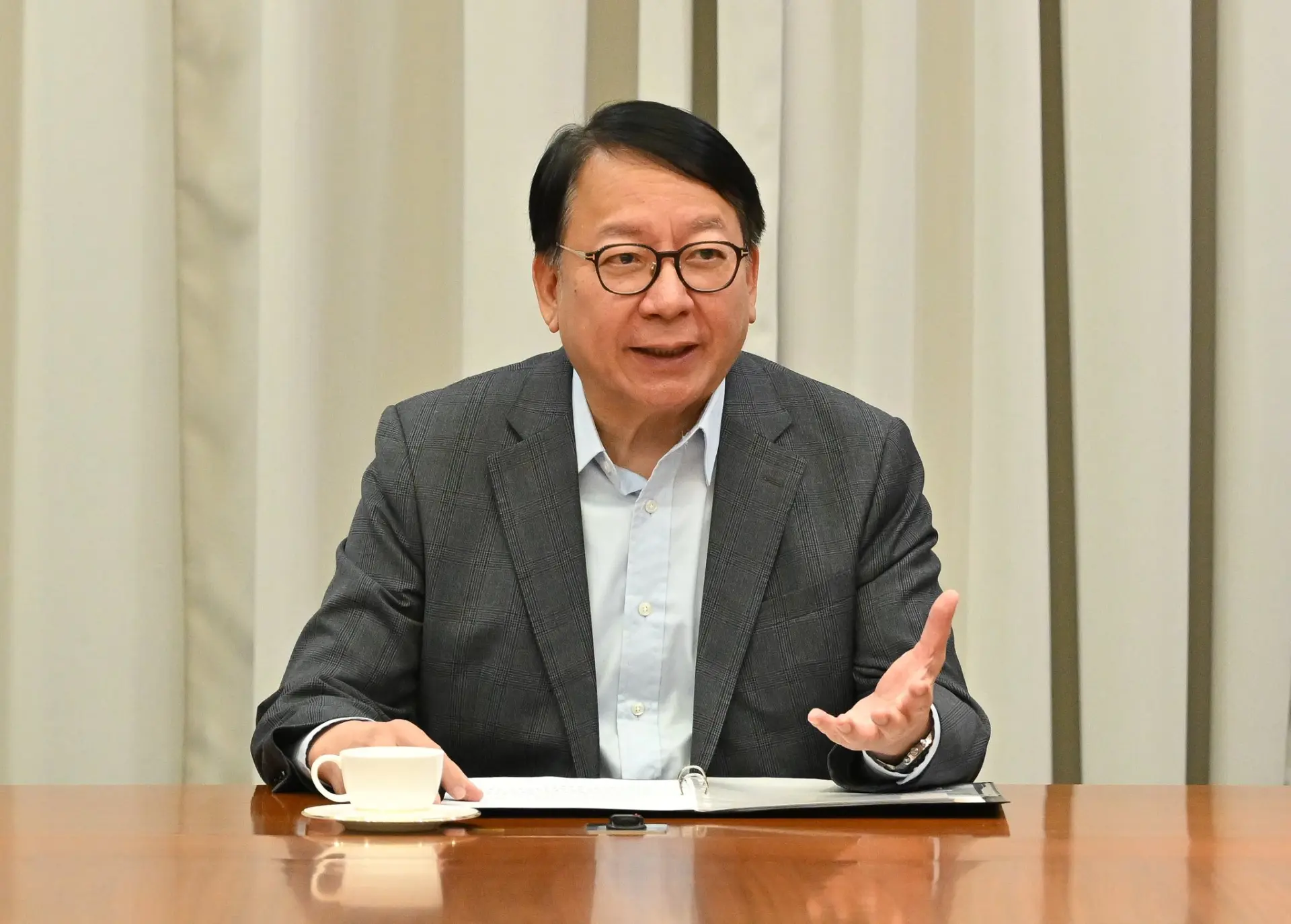 政務司司長陳國基親自領導「調查及規管工作組」，統籌各政策局和部門，主動向委員會提供一切所需資料，甚至包括委員會尚未要求但相關的資訊。  行政長官將此形容為「超前」和「史無前例」的做法。(圖：Eric Chan 陳國基@FB)