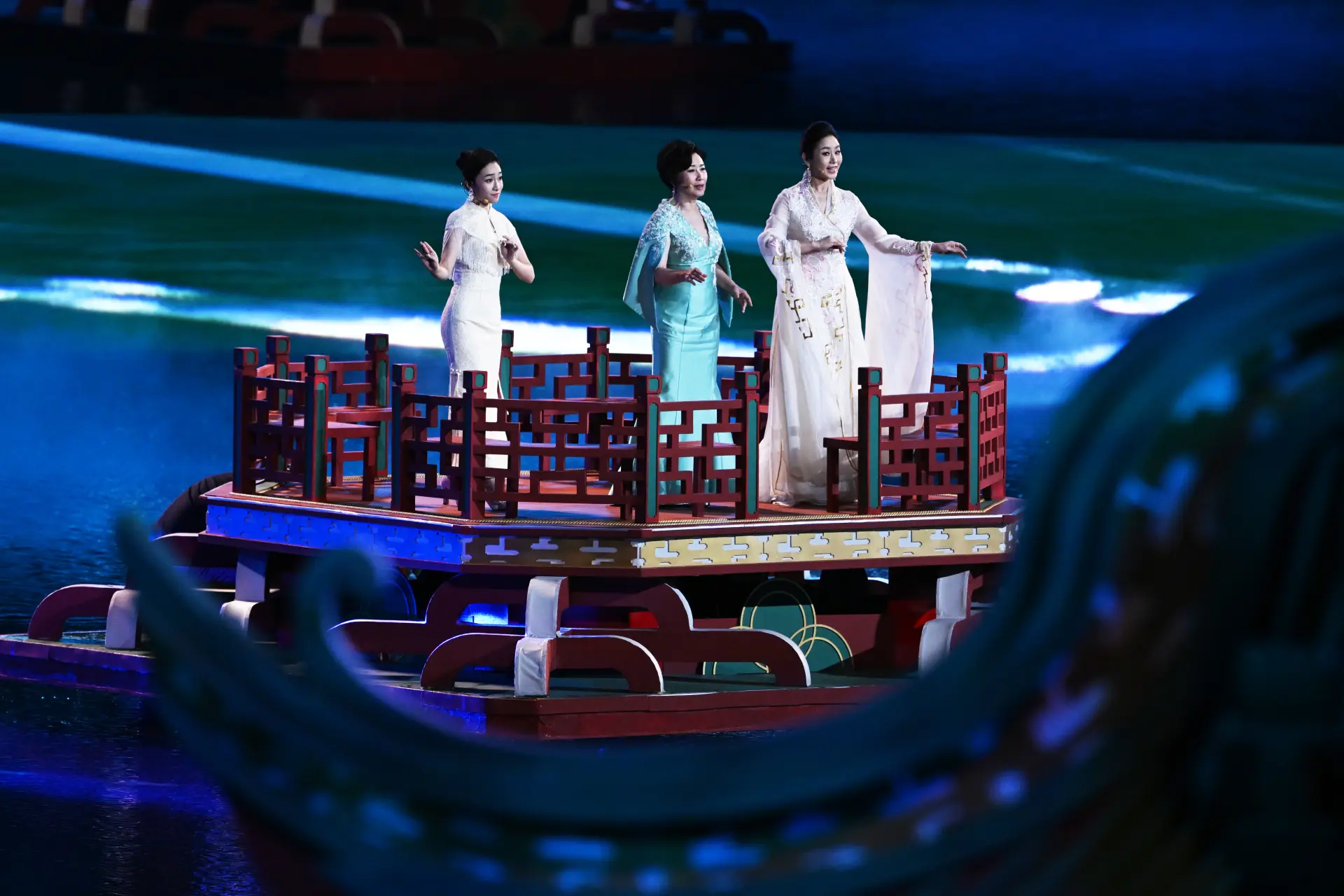 香港名伶汪明荃率領佛山藝人曾小敏、澳門藝人麥曉柔共同演繹經典粵曲，三人默契配合，將粵港澳同根同源的文化淵源演繹得淋漓盡致，引發現場觀眾共鳴。(圖：新華社)