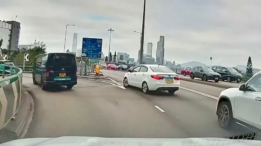  粵車南下實施首日險釀車禍　堅拿道天橋強行扭軚切線險撞本地車的封面圖片