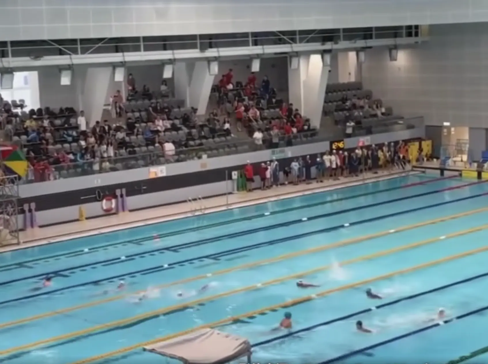 網民「post00swimguy852」於 Threads 平台上載一段現場短片，畫面顯示五名參加女子甲組 100 米蛙泳的選手與四名男子丙組 50 米蝶泳選手。(圖：視頻翻攝)