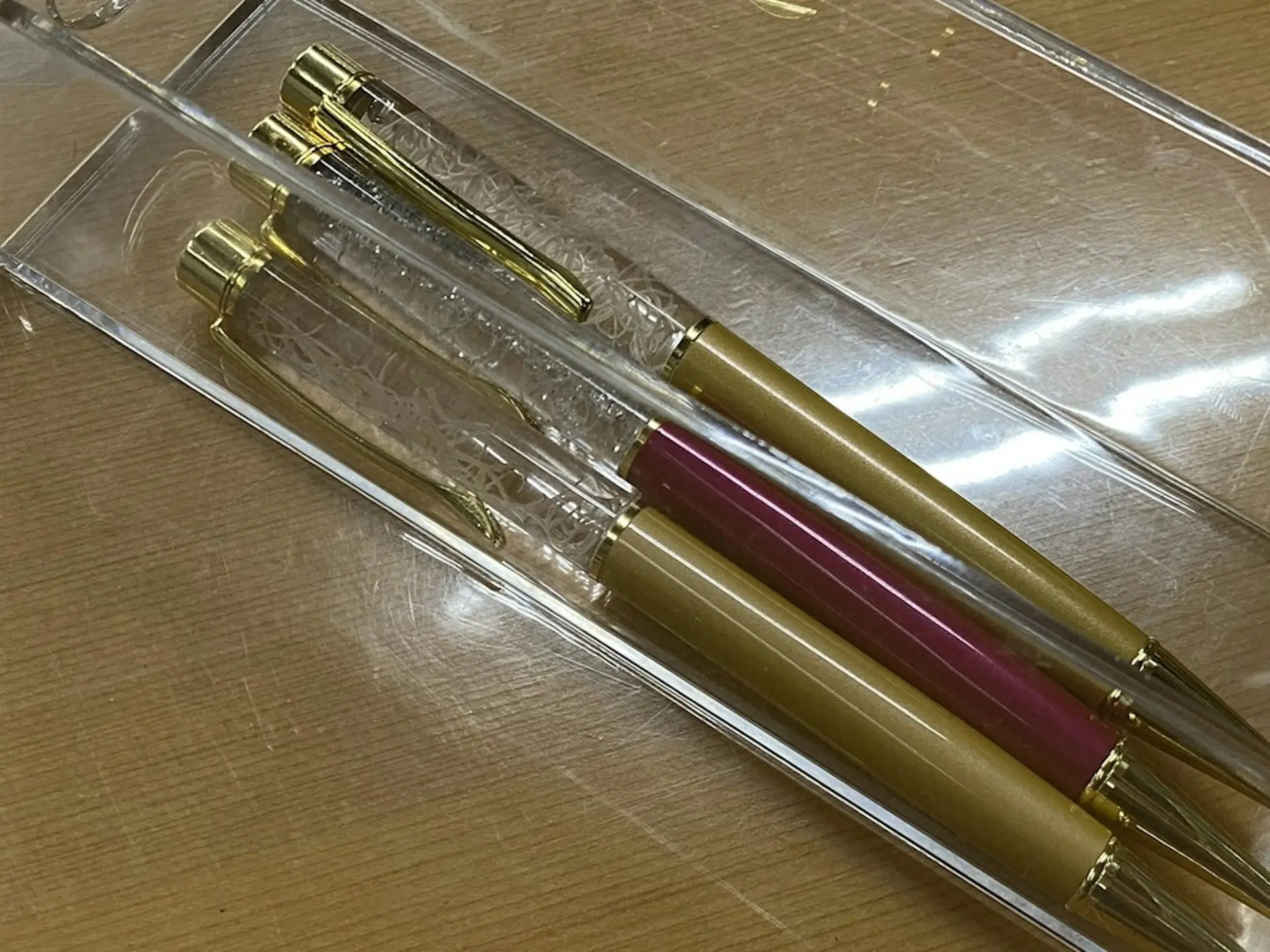高知以鰹魚聞名，而鰹魚體內本就常見海獸胃線蟲，業者靈機一動，從新鮮魚隻內臟挑出線蟲，直接封入透明筆管製成商品。（來源：tada2547@X）
