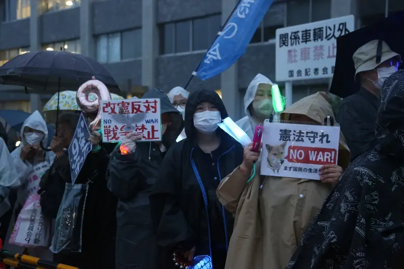 日本民眾在首相官邸前集會抗議高市早苗政府軍事擴張政策。 (中新社)