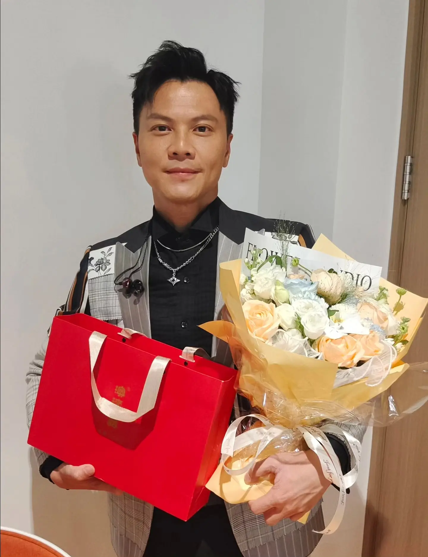 網民指出，莫家淦於2014年加入TVB，多年來多飾演配角，是公認的「萬年綠葉」，其中最為觀眾熟悉的，便是在處境劇《愛・回家之開心速遞》中，飾演保安「王朝」一角，憑藉自然生動的演繹深入民心。(圖：莫家淦 Keith Mok@FB)