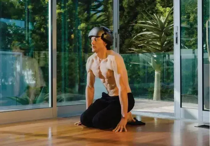 美國硅谷富豪布萊恩·約翰遜每日凌晨4點半定時服用藥物,午餐是精確到克數的素食餐單,晚間8點半準時就寢,就連體溫都需維持在34.5攝氏度。(來源:網絡)