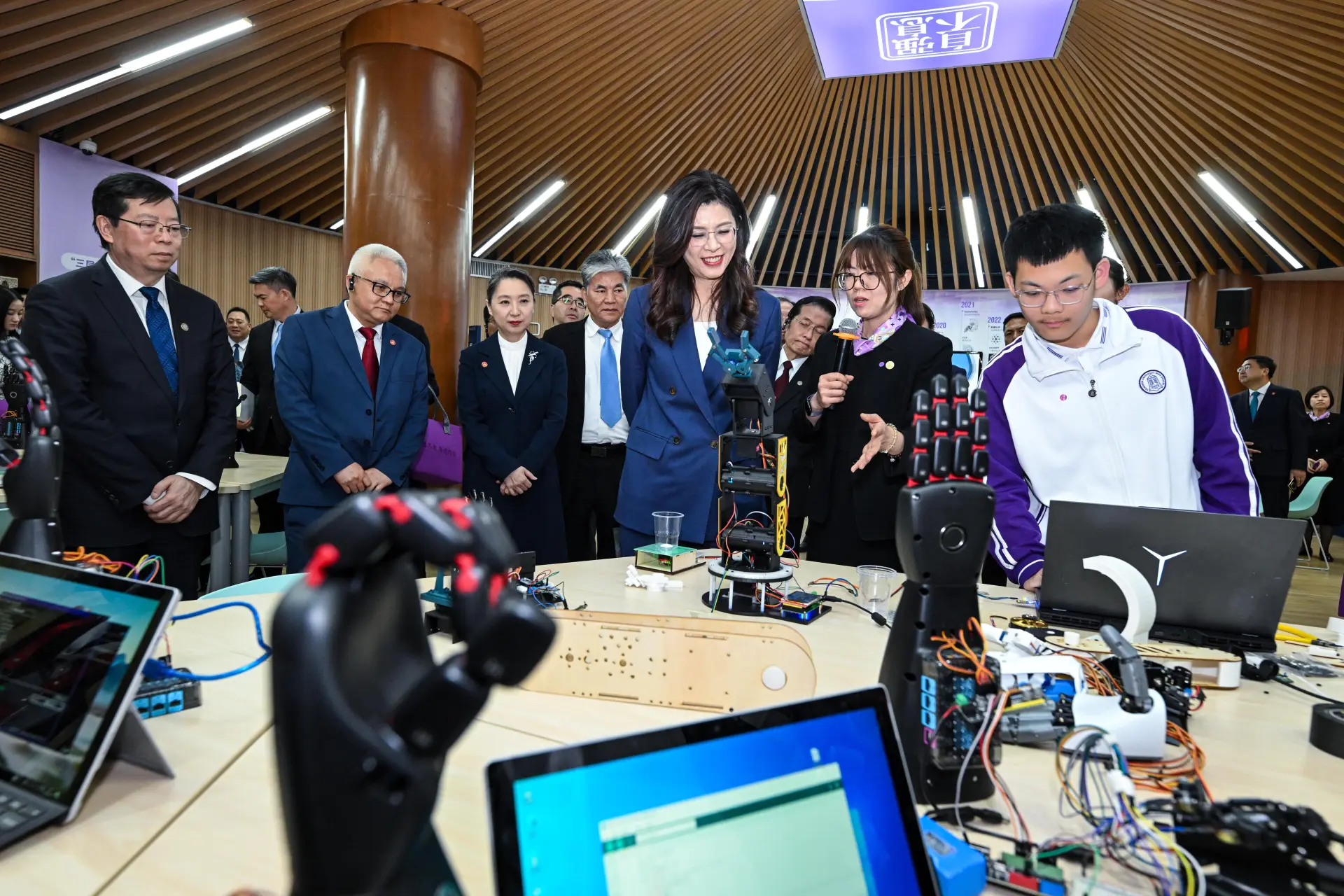 鄭麗文很巧妙的提出「地緣經濟的構想」，這項主張最值得討論的地方，不在於政黨色彩，而在於它試圖跳脫台灣長期陷入的二元思維。(圖：新華社)