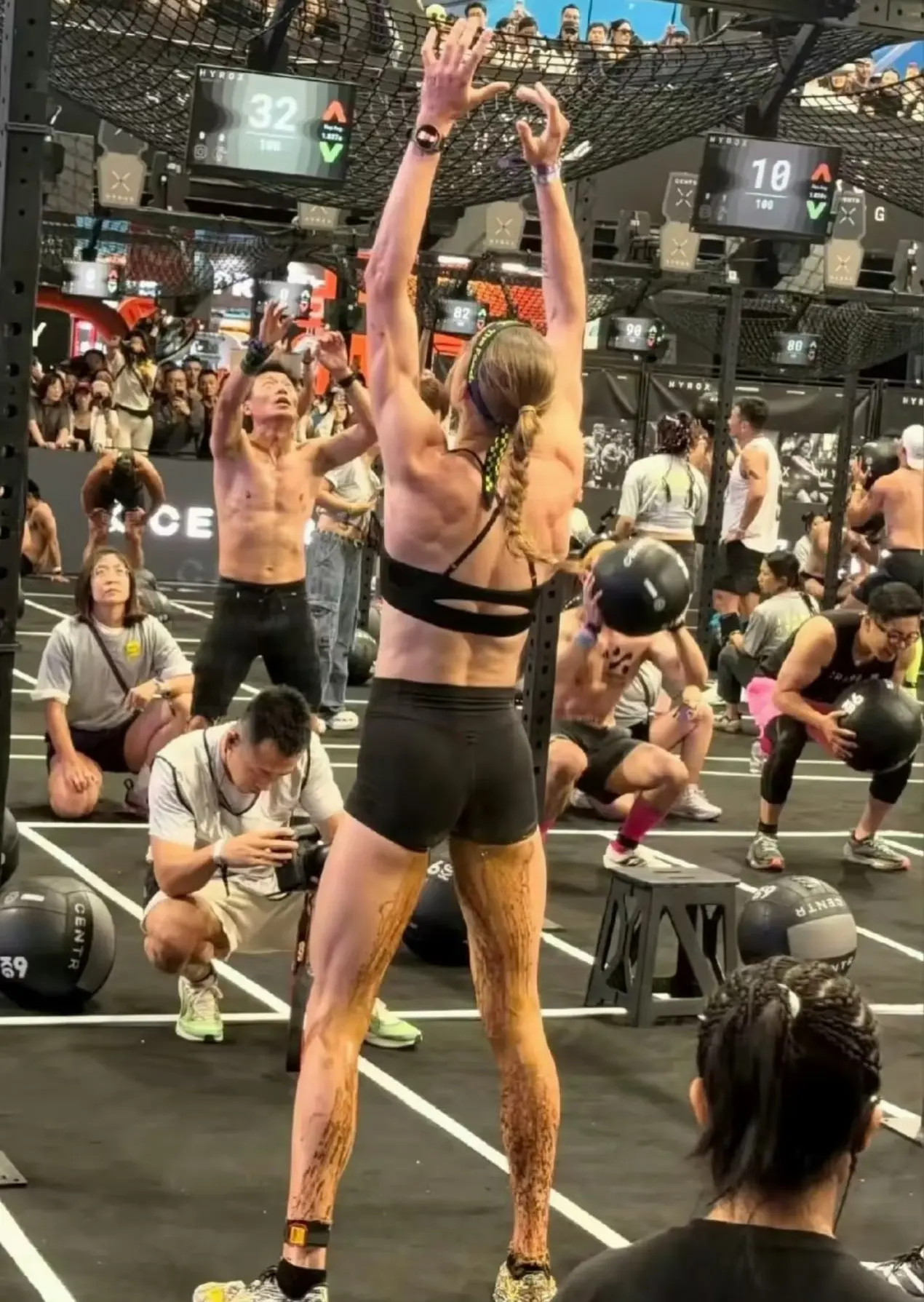 目擊者翟女士表示，Joanna 於下午 2 時 40 分出發，賽事進行至第四站波比跳項目時，身體開始出現狀況，排泄物沾染在雙腿。隨後賽道陸續出現異物，後方參賽選手不慎踩中而打滑，影響比賽安全。(圖：網絡截圖)