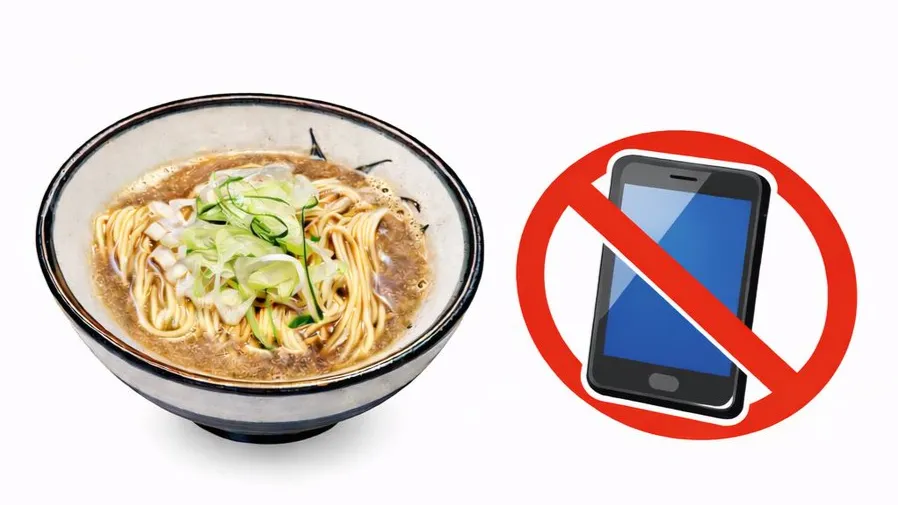 震驚！日本拉面店禁用餐滑手機，違者不退錢掀兩派罵戰的封面圖片