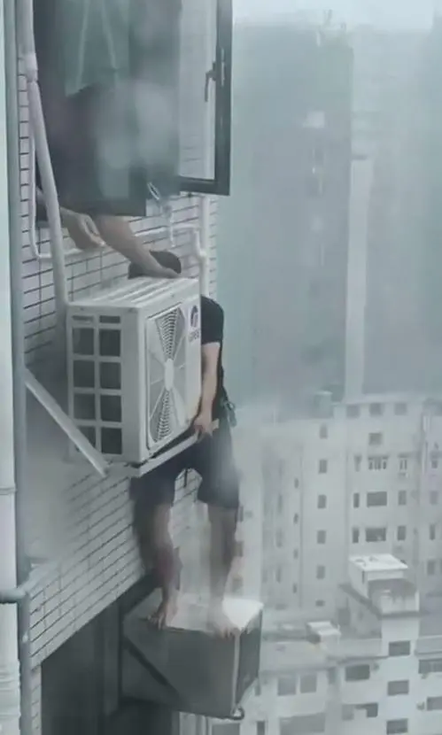 有街坊直斥此舉「大癲」，亦有街坊指出，若自己是樓下住戶，必定要求樓上負責維修被踩的冷氣機。(圖：視頻翻攝)