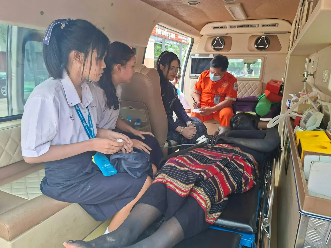 泰國益梭通府一名16歲女學生，於校園泰國語言日活動畫鬼怪黑妝時突發腹痛，救護人員到場一度被其漆黑造型嚇到，事件曝光爆紅，少女治療後已平安回家。（來源：ณัฐ ณัฐวัฒน์@FB）