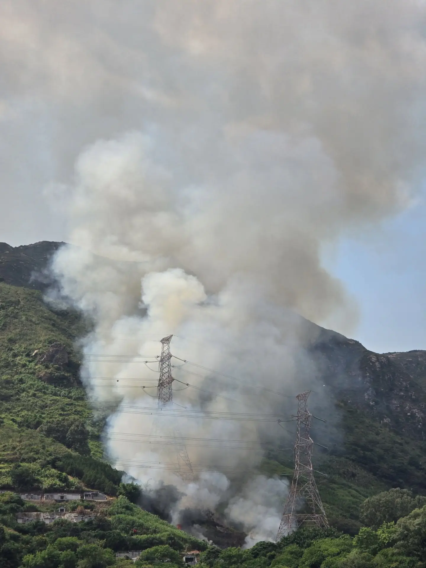 消防接獲報案後隨即派員到場灌救。由於火場地處山坡，地面難以推進，當局召喚政府飛行服務隊直升機到場，投擲水彈，協助消防撲滅山火。(圖：網絡截圖)