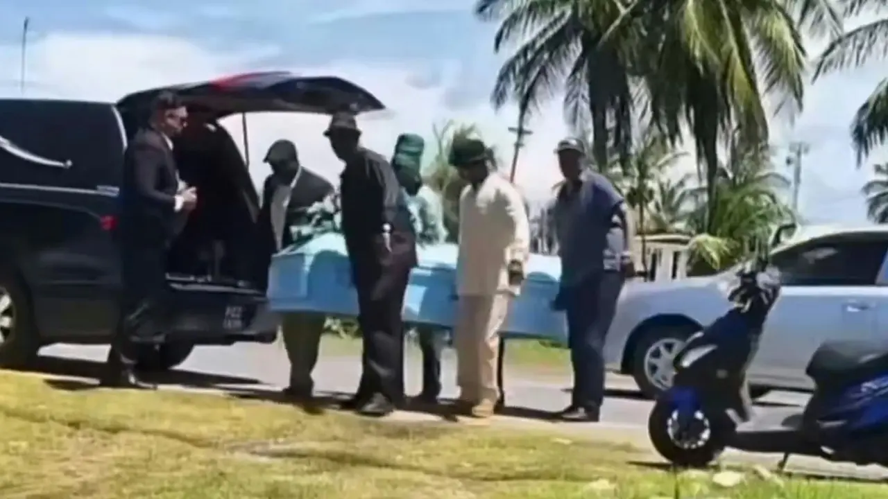 2026年5月24日南美洲圭亞那（Guyana）一場葬禮上演離譜意外，擡棺隊伍行進途中棺材底部整片脫落，遺體意外滑落地面，現場親友驚呼連連，影片曝光後火速引爆網路熱議。（來源：dom_lucre@X）