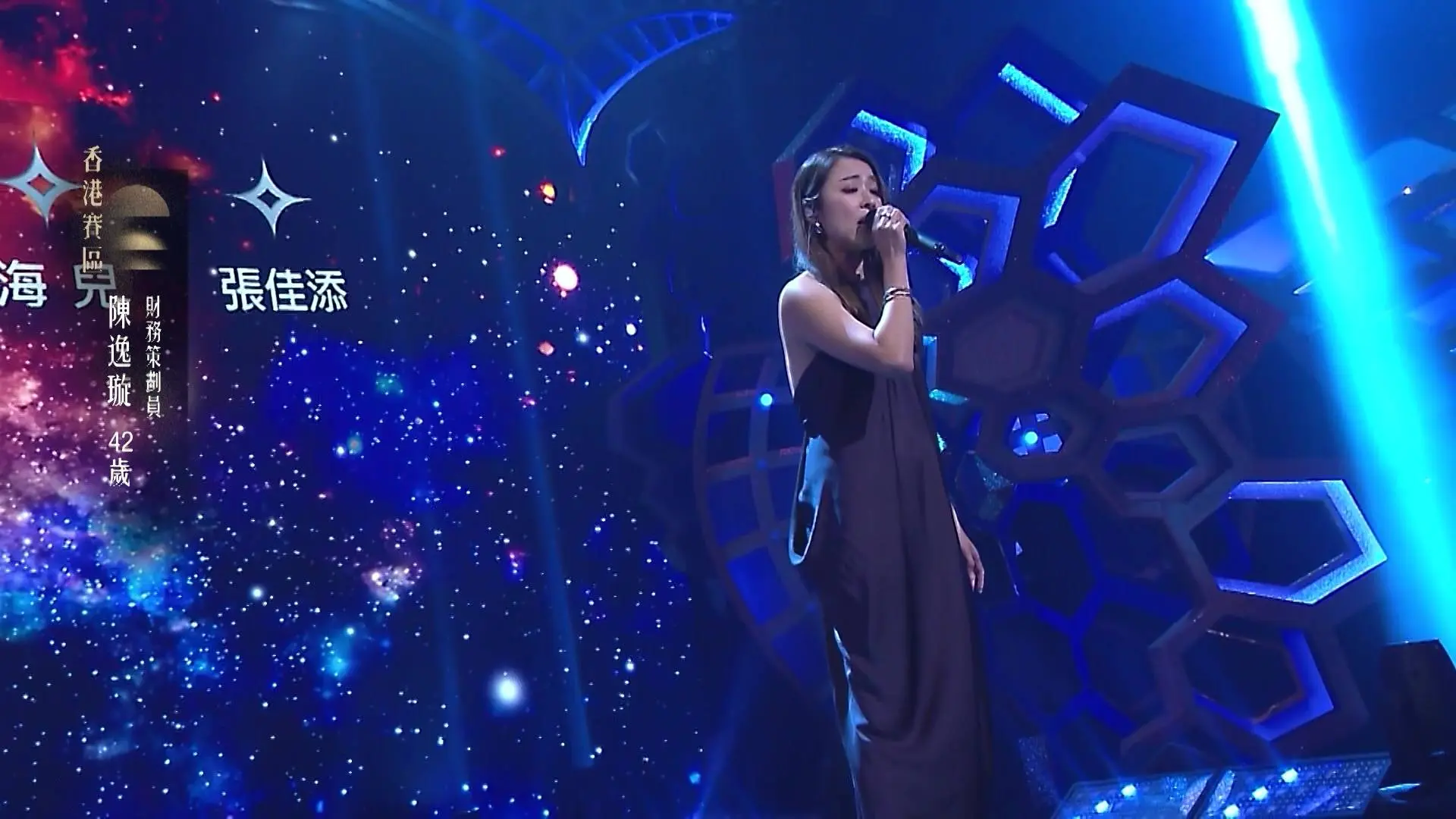 本輪參賽，陳逸璇以優雅露肩造型亮相，台風穩健從容，將《夜夜夜夜》演繹得層次豐滿，滲透著歲月沉澱的成熟韻味。曾於 20 年前為她監製歌曲的評審張佳添，直言她今次發揮亮眼，比起當年多了一份滄桑感與人生閱歷，情感表達更具感染力。(圖：《中年好聲音 4》截圖)