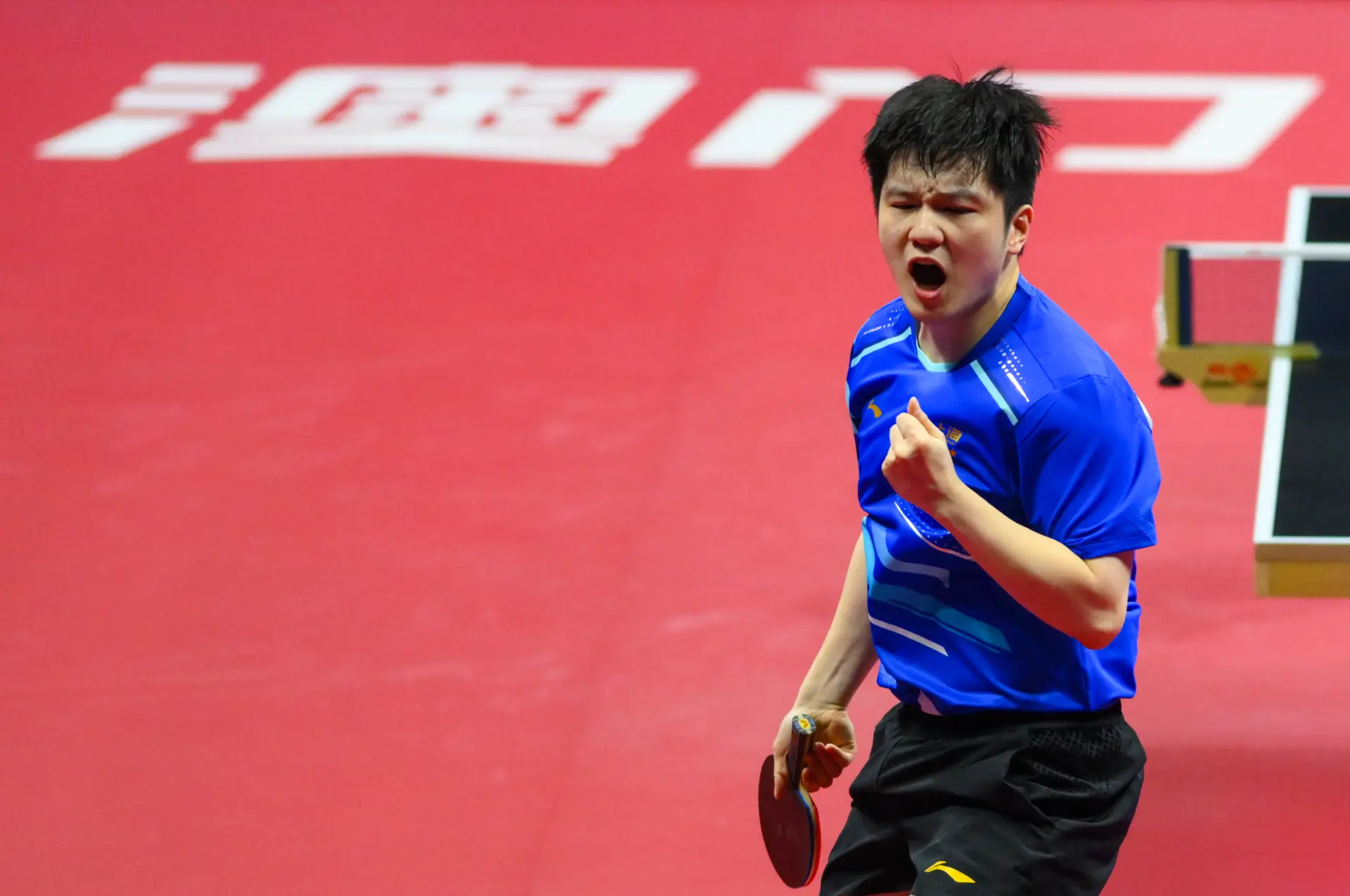 最精彩的第六局中，王楚欽開局連得4分占優，樊振東卻展現出「大心臟」特質，連追6分逆轉局勢，最終以11-7鎖定勝局，全場觀眾瞬間沸騰。(圖：新華社)