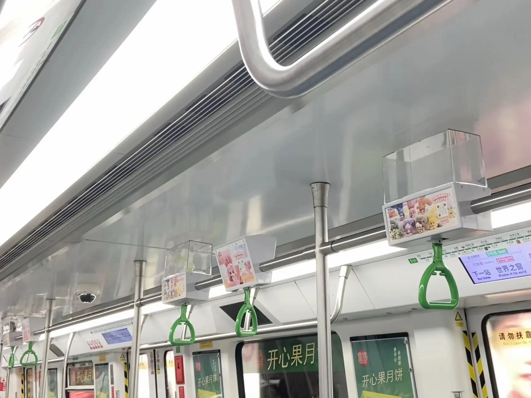 原本只用來抓握的車廂中間上方扶手，竟然悄悄「轉型」，成了全新的「移動盲盒展廳」！（圖：藍莓日報攝）