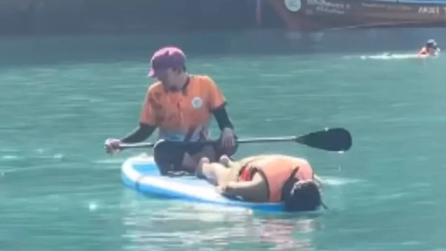 海上浮屍？泰國喀比海域驚見遊客頭埋海水不動！背後真相笑翻全網的封面圖片