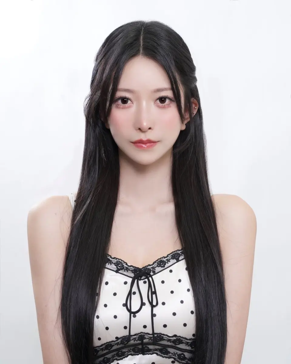 日本六本木女公關兼網紅ゆいぴすcos《獵人》伊耳謎爆紅，兩張照片達724萬瀏覽；後釋出證件照反差感十足，被網友說神似ILLIT成員Minju。（來源：yuipis18@X）