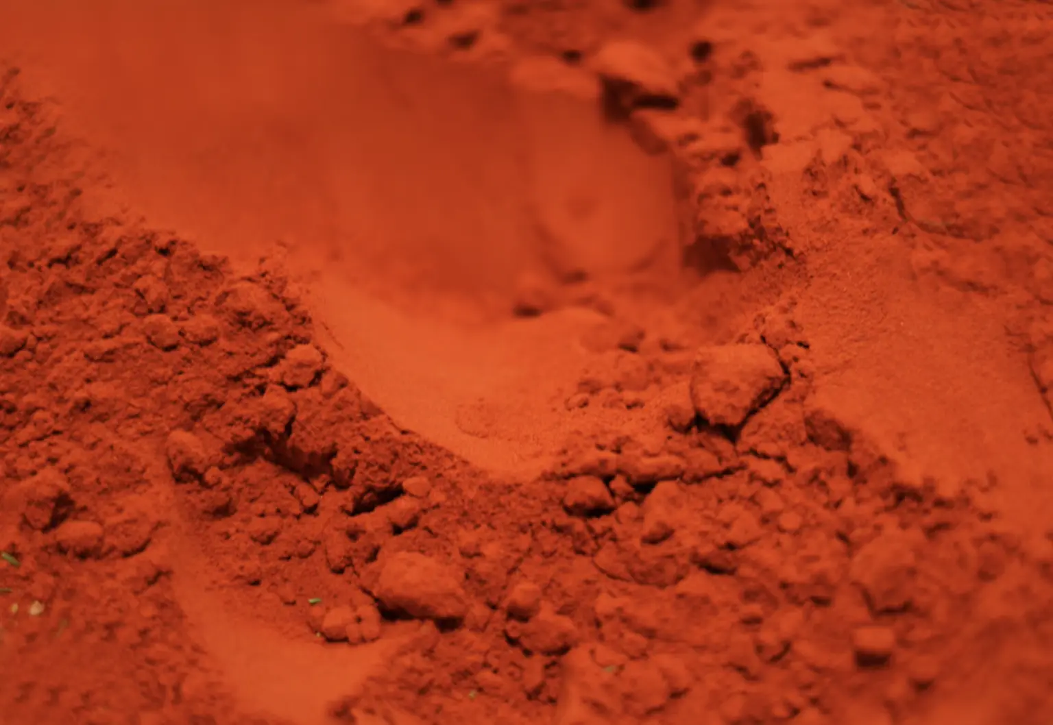 蘇丹紅作為人工合成工業染色劑，常用於油彩、機油等產品，因顏色鮮艷、成本低被不法商家濫用，曾引發著名的「蘇丹紅鴨蛋事件」。(圖：pexels)