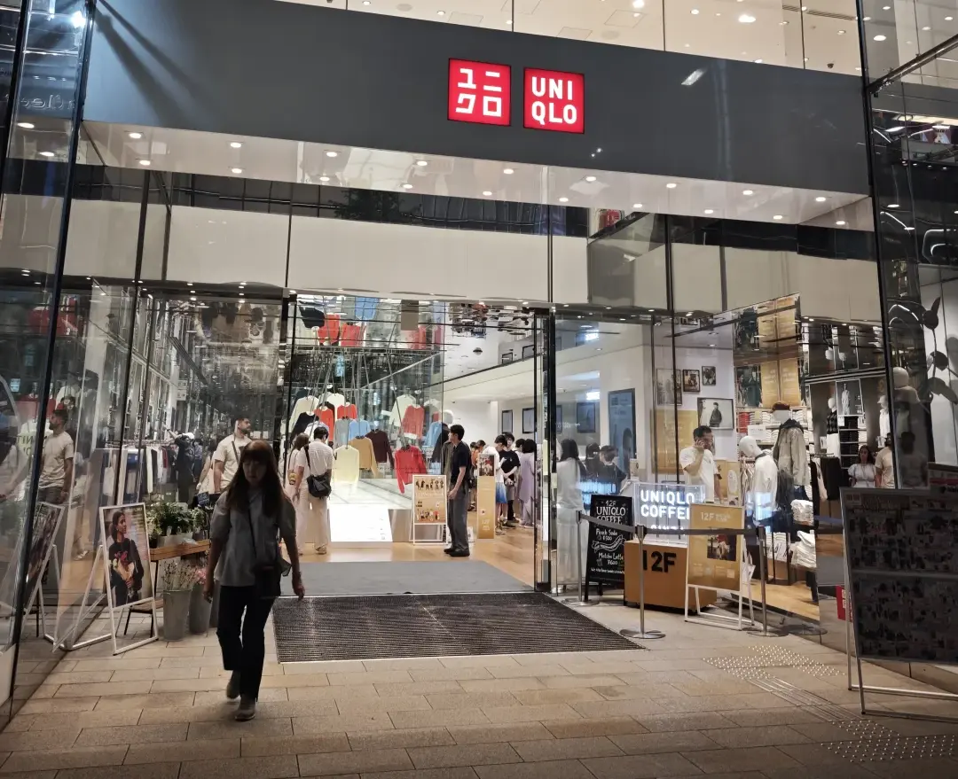 日本UNIQLO原先宣布11月10日起調漲商品、50色襪子同步漲價，受成本與日元貶值影響，10月27日突發聲明致歉，取消襪子漲價，其餘商品漲價方案維持不變。（示意圖來源：小紅書網友）