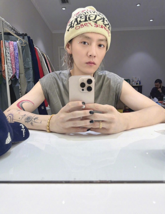 鹿晗的全黑美甲。（來源：weibo@鹿晗工作室）