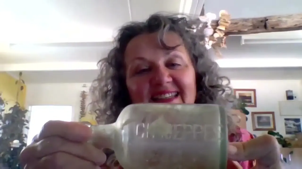 近日，在澳大利亞西南部埃斯佩蘭斯附近的懷頓海灘上，當地居民黛布・布朗一家在清理垃圾時，意外發現了這只塵封已久的瓶子。（視頻截圖來源：Reuters@YouTube）